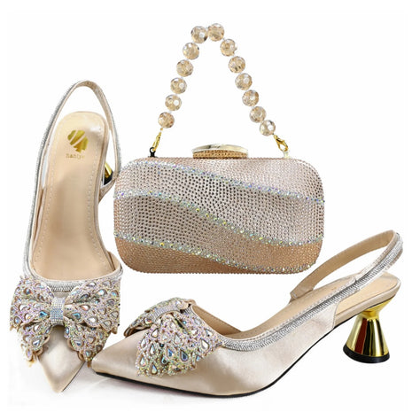 Haniye Set di scarpe e borsa con tacco alto dal design italiano di colore blu decorato con strass Elegante punta a punta con cinturino alla caviglia