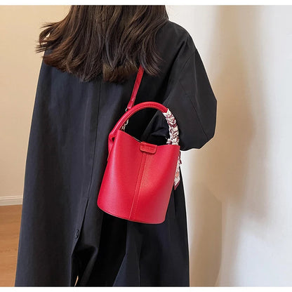 Borse a tracolla e a tracolla a secchiello in PU rosso Nero Senso del lusso Borsa a due usi da donna 2024 Moda versatile in vendita