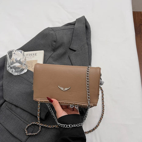 Luxury Crossbody Bag Solid Color PU Wing Logo Design Lightweight Magnetic Adjustable Chain Strap Handbag for Travel Commute PlatiNum