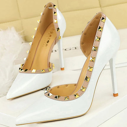 Décolleté da donna sexy con design a rivetto Tacchi alti da donna Décolleté da donna in pelle verniciata a spillo da 10,5 cm Scarpe da banchetto di lusso Taglie forti 43 platinumshop