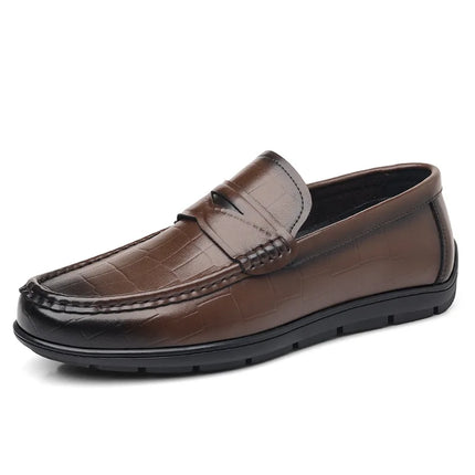 Scarpe da uomo in pelle, stile britannico casual e alla moda, un passo sui mocassini pigri