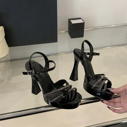 Liyke 2026 Nouveaux Sandales compensées à talons hauts Strass Sangle de cheville Bout ouvert Chaussures de soirée de mariage Femme Or