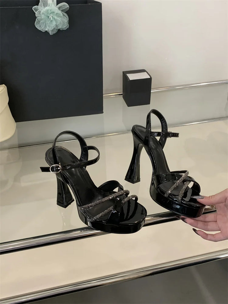 Liyke 2026 New Fashion Runway Sandali con plateau con tacco alto Strass Cinturino alla caviglia Open Toe Scarpe da festa di nozze Donna Oro