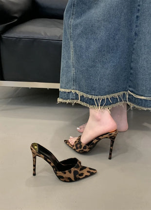 Hlieny 2026 Mode d'été Talons aiguilles Femmes Pantoufles pointues Banquet Robe Sandales Fête Mariage Mules Présentations de fabricants de jeux Chaussures
