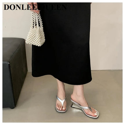 Marque de mode Compensée Pantoufle Présentations fabricants de jeux Clip d'orteil Tongs Sandales à lanières étroites Chaussures décontractées Pantoufle femme Sandalia Mujer