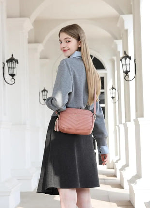 Elegante borsa a tracolla KONO in pelle PU con nappe a forma di V, compatta e versatile, perfetta per l'uso quotidiano e come regalo.