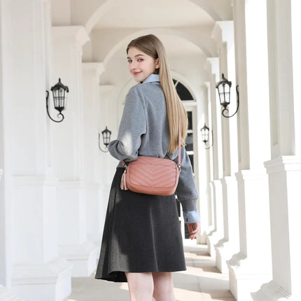 Elegante borsa a tracolla KONO in pelle PU con nappe a forma di V, compatta e versatile, perfetta per l'uso quotidiano e come regalo.