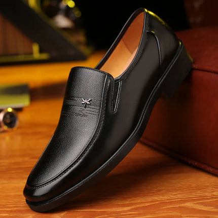 Scarpe in pelle Scarpe da lavoro da uomo Mocassini di marca di lusso Mocassini eleganti Slip traspiranti su scarpe da guida nere Scarpe formali maschili