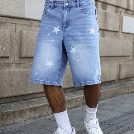 I pantaloncini da uomo in denim blu per la primavera e l'estate, con stelle stampate sulle gambe, sono eleganti e semplici da abbinare.