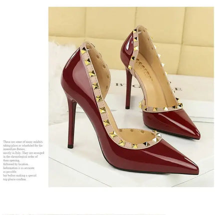 2025 Nuovo Sexy Nero Sottile Tacchi Alti 10.5 Centimetri Scarpe da Donna Testa A Punta Rivetto Pompe da Donna in Pelle Verniciata Stiletto Scarpe da Discoteca platinumshop