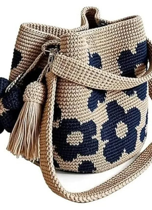 Borsa a tracolla da donna in stile boho, realizzata a mano con lavorazione all'uncinetto, decorata con fiori, cordoncino, occhielli metallici e nappe floreali, ideale per l'uso quotidiano, la spiaggia e le attività all'apert
