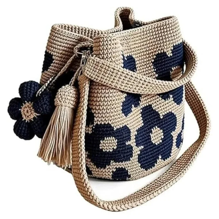 Borsa a tracolla da donna in stile boho, realizzata a mano con lavorazione all'uncinetto, decorata con fiori, cordoncino, occhielli metallici e nappe floreali, ideale per l'uso quotidiano, la spiaggia e le attività all'apert