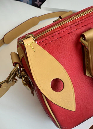 Borsa a tracolla da donna in pelle con dettagli in lega lucida, versatile e universale, perfetta per tutti i giorni e per abiti casual.