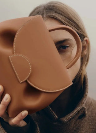 Mini borsa a mano in pelle martellata con chiusura a piega arrotondata, manico corto e tracolla rimovibile per l'uso quotidiano