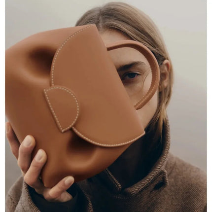 Mini borsa a mano in pelle martellata con chiusura a piega arrotondata, manico corto e tracolla rimovibile per l'uso quotidiano
