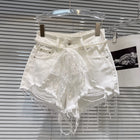 Nuovi Shorts in Denim a Tre Punti con Catena in Vita a Rete di Perle, Strappati, alla Moda, Dolci e Piccanti, per l'Estate 2026, Hot Pants Bianchi da Donna