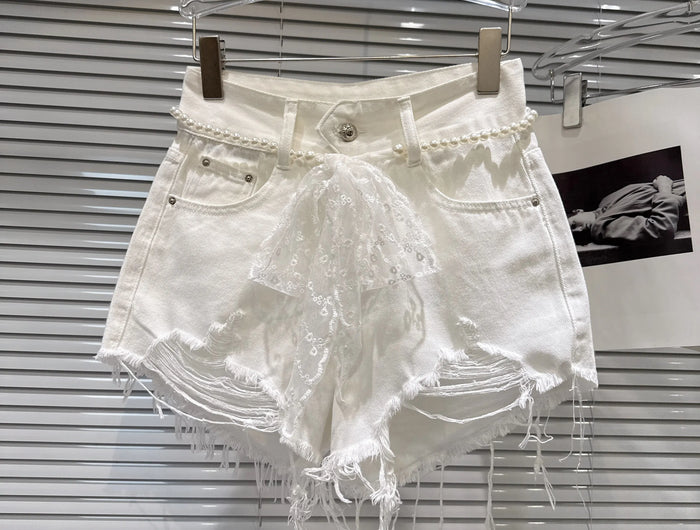 New Three-Point Denim Shorts with Pearl Mesh Waist Chain, Ripped, Fashionable, Sweet and Spicy, for Summer 2026, Women's White Hot Pants