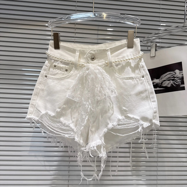 Nuovi Shorts in Denim a Tre Punti con Catena in Vita a Rete di Perle, Strappati, alla Moda, Dolci e Piccanti, per l'Estate 2026, Hot Pants Bianchi da Donna