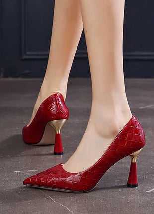Scarpe da donna 2025 Tacchi alti Calzature estive da donna Punta a punta Décolleté rossi Sera su tacco Casual Stile sociale coreano Slip