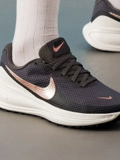 Nike REVOLUTION 8 Scarpe da Corsa Basse per Donna, Eleganti e Comode, in Rete, Versatili, Antiscivolo e Resistenti all'Usura, Nere HJ8485-200