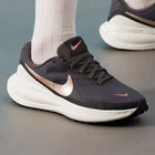 Nike REVOLUTION 8 Scarpe da Corsa Basse per Donna, Eleganti e Comode, in Rete, Versatili, Antiscivolo e Resistenti all'Usura, Nere HJ8485-200