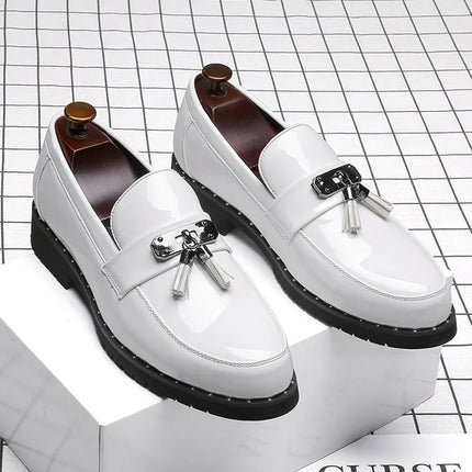 Mocassini di marca di lusso italiani Scarpe da uomo Nappa Scarpe firmate da uomo Scarpe in pelle laccata stile britannico Scarpe da sposa con fondo spesso