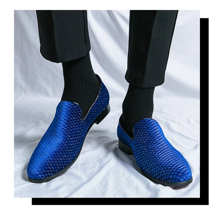 2023 nuovi mocassini da uomo in velluto scarpe di marca di lusso Slip on scarpe da sposa per feste a punta mocassini da uomo di moda nero vino rosso Flats