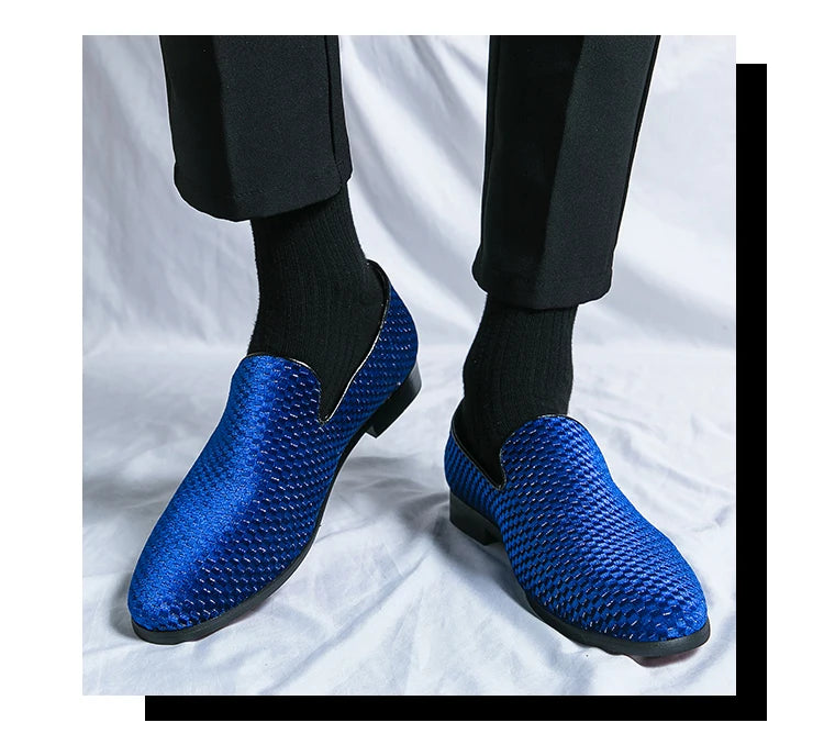 2023 nuovi mocassini da uomo in velluto scarpe di marca di lusso Slip on scarpe da sposa per feste a punta mocassini da uomo di moda nero vino rosso Flats