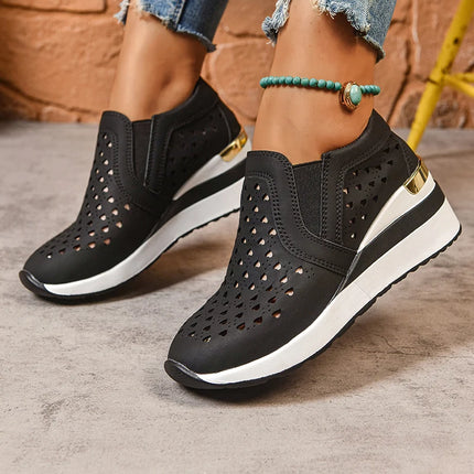 2025 Nuove scarpe da ginnastica con zeppa scavate da donna Plus Size Mocassini con suola spessa in pelle Pu Donna Slip On Scarpe casual traspiranti Donna
