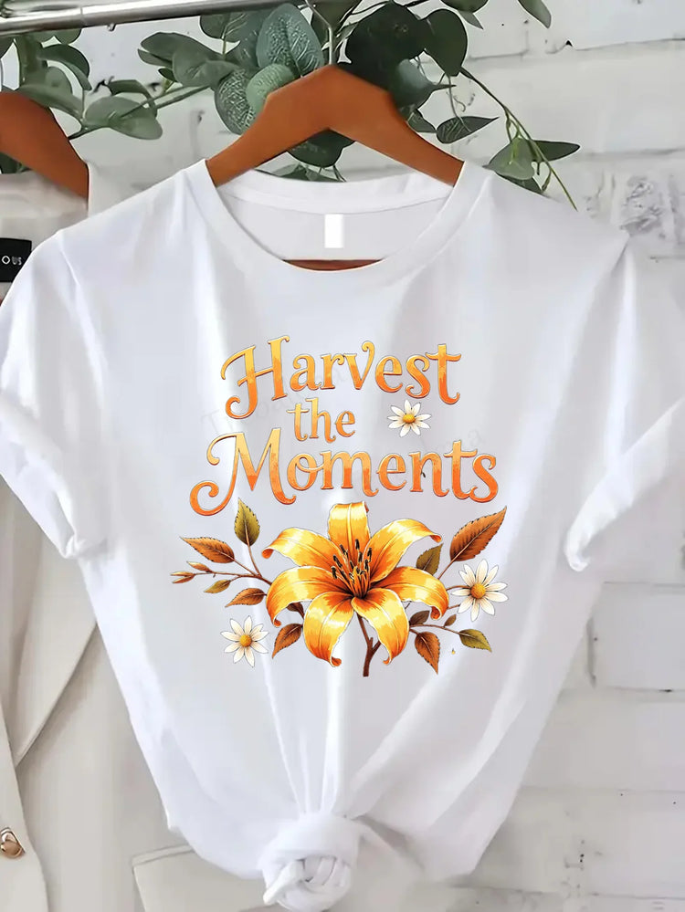 Comoda maglietta con stampa da donna T-shirt floreale Harvest the Moments |   Maglietta da donna ispirata all'autunno