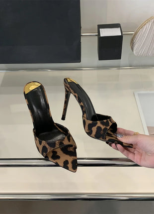 Hlieny 2026 Mode d'été Talons aiguilles Femmes Pantoufles pointues Banquet Robe Sandales Fête Mariage Mules Présentations de fabricants de jeux Chaussures