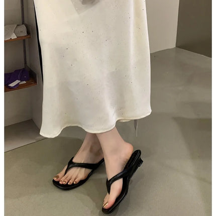 Marque de mode Compensée Pantoufle Présentations fabricants de jeux Clip d'orteil Tongs Sandales à lanières étroites Chaussures décontractées Pantoufle femme Sandalia Mujer