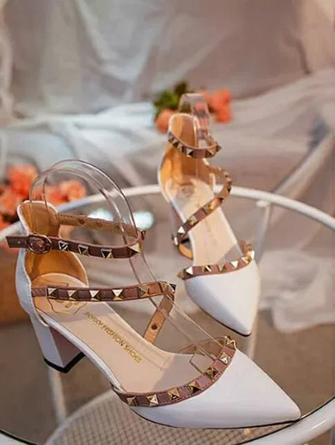 Rivetto Punta a punta Scarpe da donna sexy bianche Estate 2025 Sandali con fibbie per donna Tacchi alti Festa Matrimoni Calzature Tacco spesso H platinumshop