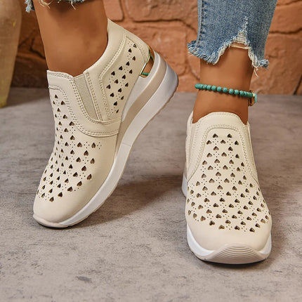 2025 Nuove scarpe da ginnastica con zeppa scavate da donna Plus Size Mocassini con suola spessa in pelle Pu Donna Slip On Scarpe casual traspiranti Donna