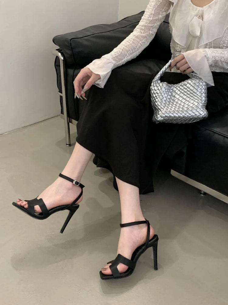 Alionly 2026 Nuova Moda Estiva Sandali Open Toe Donne Fibbia In Metallo Banda Stretta Sottile Tacco Basso Gladiatore Scarpe Da Festa