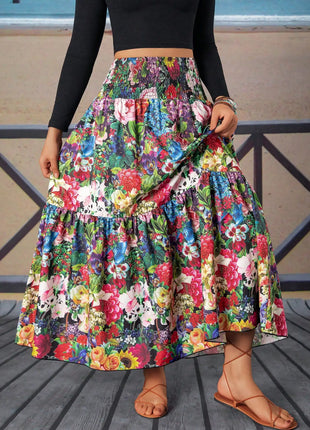 Women's long floral dress with ruched waist and ruffles, ideal for holidays and the beach, casual style