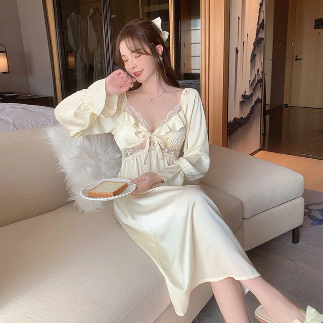 Sexy camicia da notte in seta effetto ghiaccio con decorazioni in pizzo, scollo a V, maniche lunghe e reggiseno integrato, comoda e morbida per una serata romantica.
