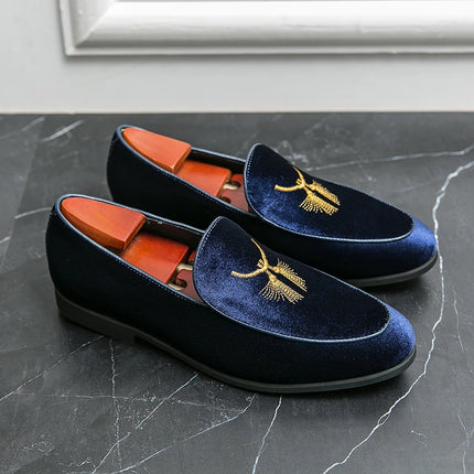 Scarpe da guida ricamate in velluto da uomo alla moda Comodo abito da sposa da lavoro Mocassini verdi blu Sapatos Tenis Masculino