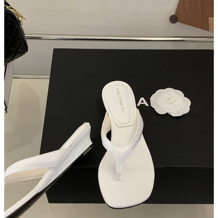 Marque de mode Compensée Pantoufle Présentations fabricants de jeux Clip d'orteil Tongs Sandales à lanières étroites Chaussures décontractées Pantoufle femme Sandalia Mujer
