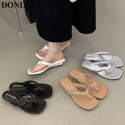Marque de mode Compensée Pantoufle Présentations fabricants de jeux Clip d'orteil Tongs Sandales à lanières étroites Chaussures décontractées Pantoufle femme Sandalia Mujer