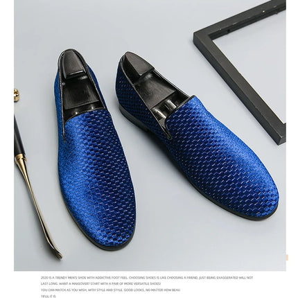 2023 nuovi mocassini da uomo in velluto scarpe di marca di lusso Slip on scarpe da sposa per feste a punta mocassini da uomo di moda nero vino rosso Flats