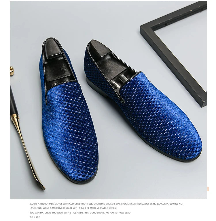 2023 nuovi mocassini da uomo in velluto scarpe di marca di lusso Slip on scarpe da sposa per feste a punta mocassini da uomo di moda nero vino rosso Flats