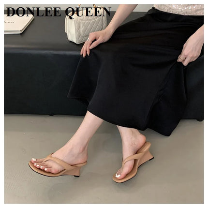Marque de mode Compensée Pantoufle Présentations fabricants de jeux Clip d'orteil Tongs Sandales à lanières étroites Chaussures décontractées Pantoufle femme Sandalia Mujer