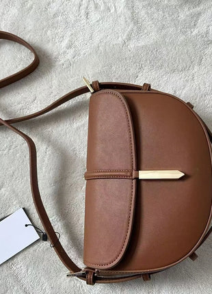 Borsa a tracolla a mezzaluna in pelle liscia, con chiusura decorativa in metallo, tracolla regolabile per uso quotidiano