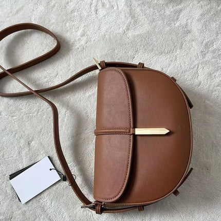 Borsa a tracolla a mezzaluna in pelle liscia, con chiusura decorativa in metallo, tracolla regolabile per uso quotidiano