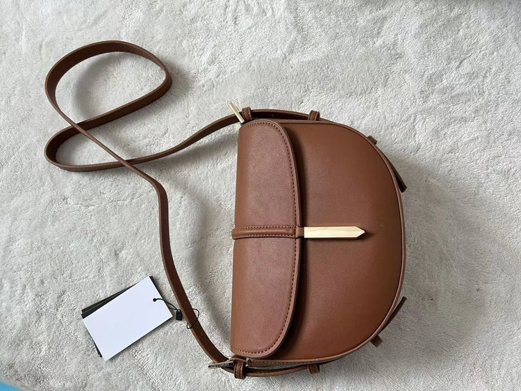 Borsa a tracolla a mezzaluna in pelle liscia, con chiusura decorativa in metallo, tracolla regolabile per uso quotidiano
