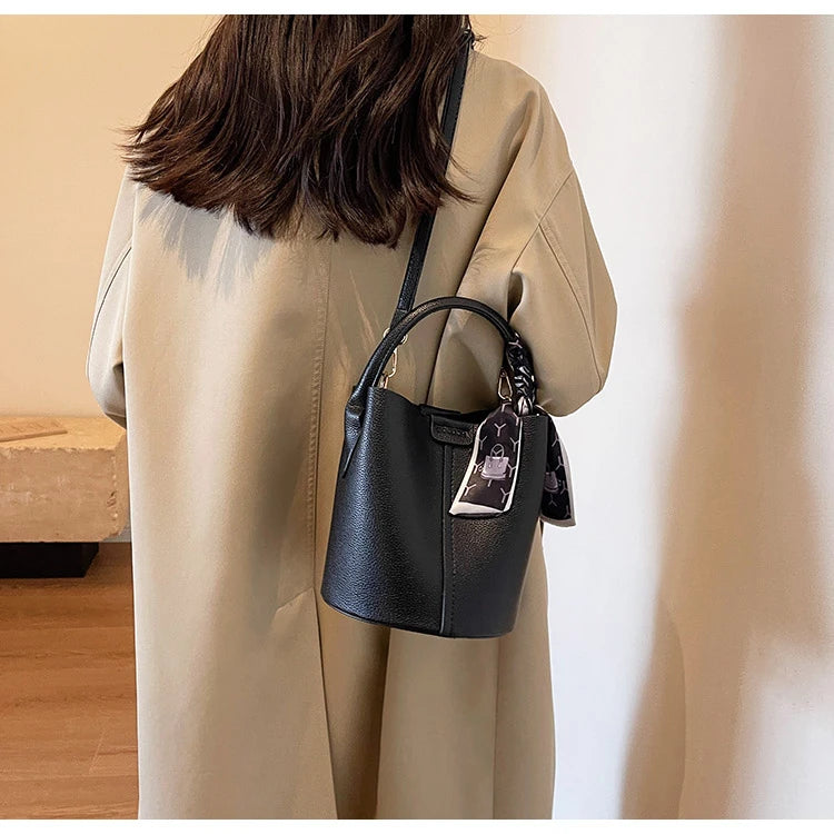 Borse a tracolla e a tracolla a secchiello in PU rosso Nero Senso del lusso Borsa a due usi da donna 2024 Moda versatile in vendita