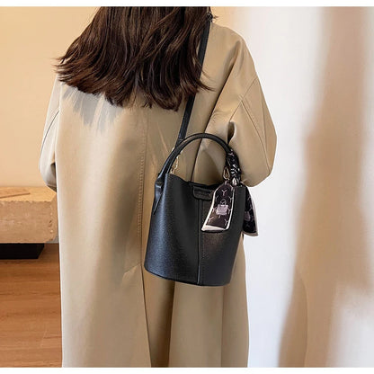 Borse a tracolla e a tracolla a secchiello in PU rosso Nero Senso del lusso Borsa a due usi da donna 2024 Moda versatile in vendita