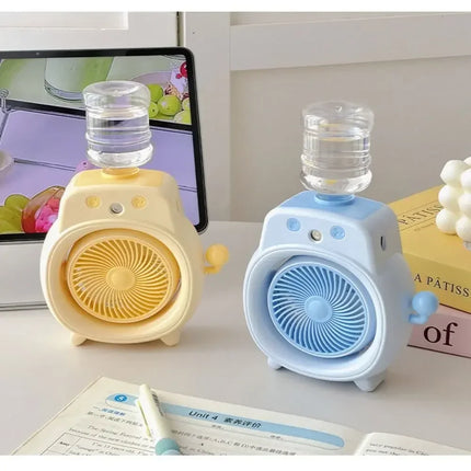 Ventilatore da Tavolo Portatile con Nebulizzatore Fine e Delicato, Ampio Angolo di Copertura, Ventilatore da Scrivania con Nebbia Fredda a 360°, Batteria da 500mAh