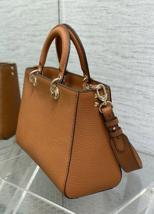Borsa a tracolla in pelle martellata color caramello per donna, multiuso con manico superiore e tracolla.